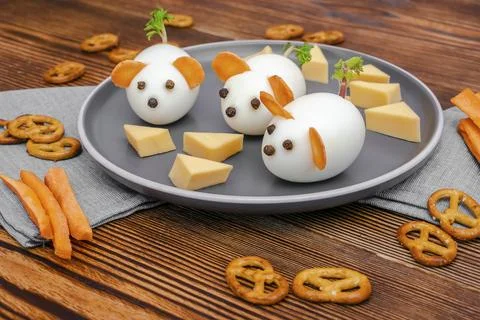 Small chicken eggs mouse,mice with ears of carrot,cheese on plate,creative, f Foto stock
