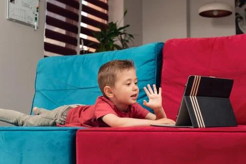 A small child communicates remotely using a tablet Foto stock
