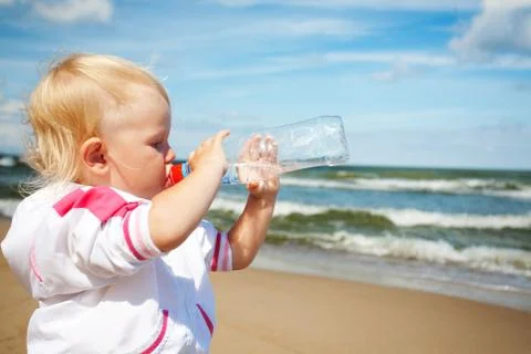 Small child drinking water Foto stock