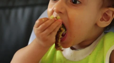 Small child eating Vidéo 40322561