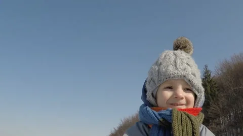 Small child enjoys the winter sun Video stock 47407488
