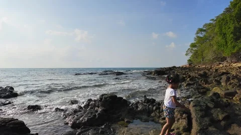 Small child explore rocky seashore at Samed Island Thailand. Vídeo Stock 274053079