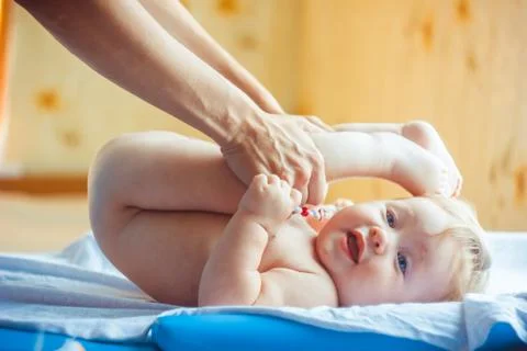 A small child lies on the sheet 库存照片