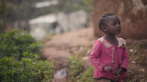 Small child playing outside her house in Ethiopia, Africa. 스톡 동영상 220485181