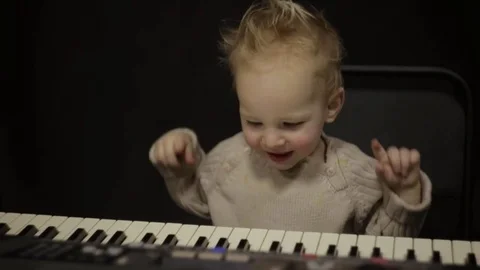 Small child plays the piano 動画素材 70838995