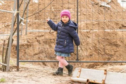 Small child point at the pit Foto stock