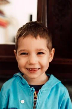 A small child without front teeth laughs merrily Foto stock