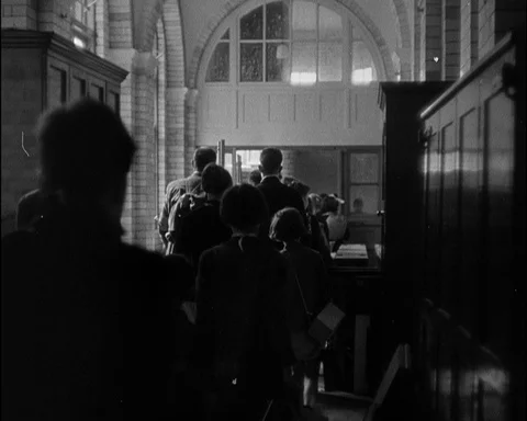 Small children are waiting at train station for evacuation, UK 1940 Vídeo Stock 141075400