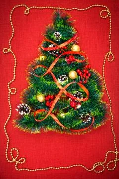 A small Christmas tree of tinsel, nuts, ribbons and ornaments. Gift for a Foto stock