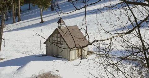 Small church on the mountain Vídeo Stock 104506874