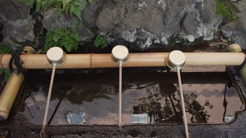 Small cleansing water sink in front of an old Japanese temple Video stock 108568487