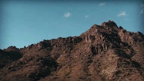 Small clouds drift over an Arizona peak Stockbeeldmateriaal 327827810