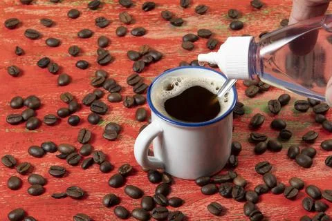 Small coffee cup with roasted beans on the side Foto stock