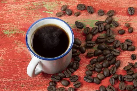 Small coffee cup with roasted beans on the side Stock-Fotos