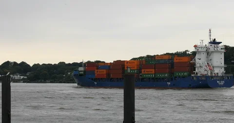 Small Container ship leaving Hamburg Vídeo Stock 95720345