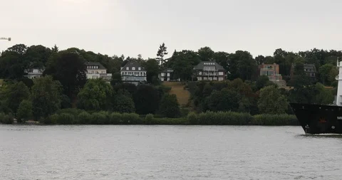 Small Container ship leaving Hamburg Vídeo Stock 95721132