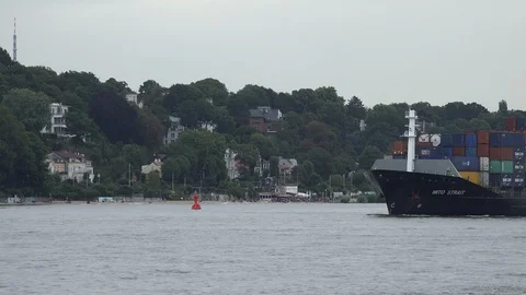 Small Container ship leaving Hamburg Vídeo Stock 98159405