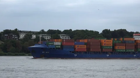 Small Container ship leaving Hamburg Vídeo Stock 98159940