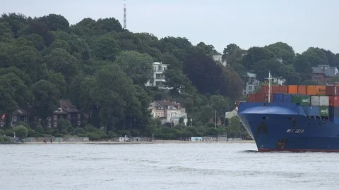 Small Container ship leaving Hamburg Vídeo Stock 98160593