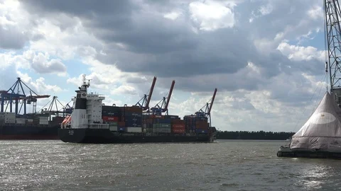 Small Container ship leaving Hamburg Stockbeeldmateriaal 99981730