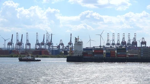 Small Container ship leaving Hamburg Stockbeeldmateriaal 99982566