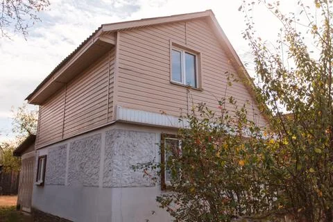 Small country house with a plot. Typical houses given in the post-Soviet spac Fotos de archivo