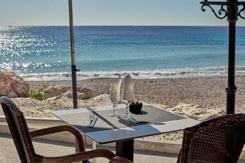 A small cozy table for a romantic dinner on the beach. Foto stock