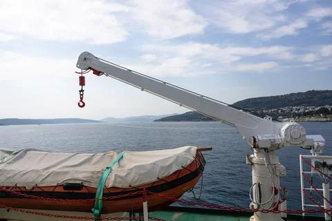 A small crane on a ship used to lower a lifeboat. Foto stock