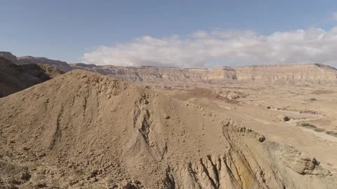 Small Crater aerial pull over hill Stockbeeldmateriaal 139226577