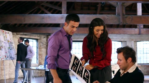 Small creative team gathering discussing a project in shabby chic business Vídeos de archivo 32729029