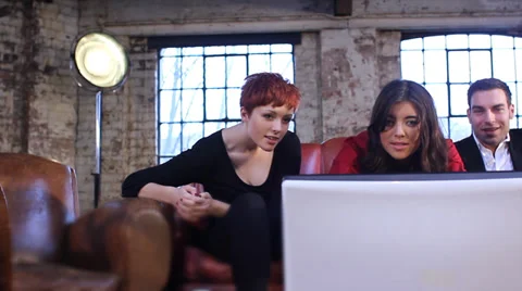Small creative team meeting, discussing a project in shabby chic business office Vídeos de archivo 32724036