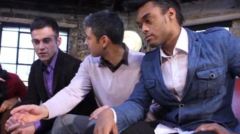 Small creative team meeting, discussing a project in shabby chic business office Vídeo Stock 32724084