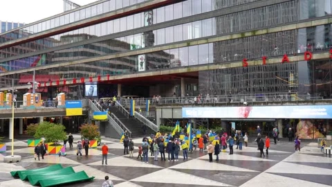 A small crowd protests the war in Ukraine in a central area of ​​Stockholm 動画素材 288584418