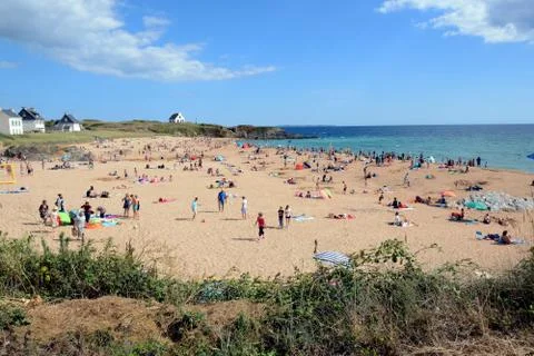 Small crowded beach by the ocean 库存照片