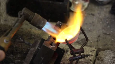 Small crucible with liquid silver pouring into a mold, workshop jewelry Video stock 56315559