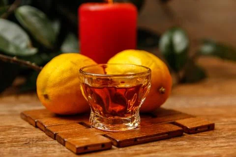 Small cup of brandy and lemon with candle Foto stock