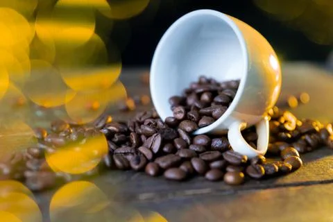 Small cup full of coffee beans on an old wooden table Foto stock