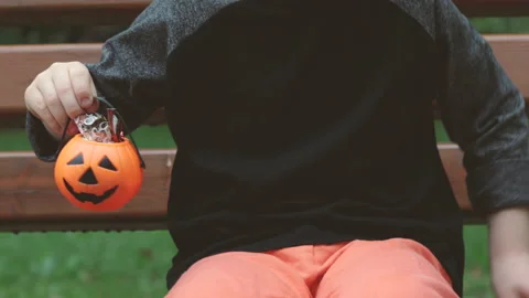 Small cute halloween pumpkin bucket in kid little boy hand Stockbeeldmateriaal 211724907