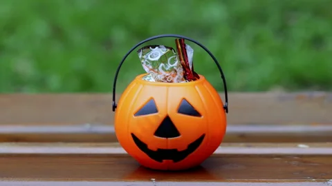 Small cute halloween pumpkin bucket in kid little boy hand Stockbeeldmateriaal 211726565