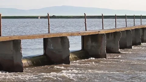 Small dam on lake Vídeos de archivo 42928791
