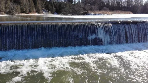 Small Dam In Winter - Low aerial over water Video stock 141101093