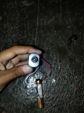 A small DC motor connected to a battery Foto stock