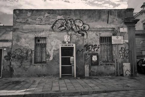  Small decaying building covered with graffiti taken in an alley in the ci... Fotos de archivo