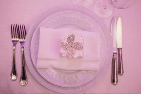 Small decorative gift.wedding table setting. pink light Foto stock