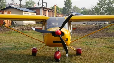 Small double plane starts the engine Vídeo Stock 61771570