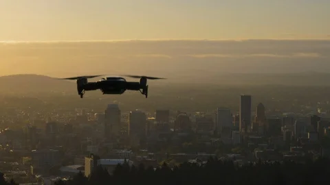 Small Drone taking off flying over city downtown Portland, Oregon Vidéo 107035883