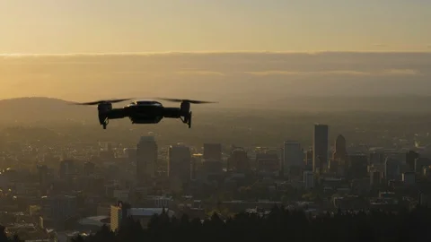Small Drone taking off flying over city downtown Portland, Oregon slow motion Vidéo 107035928