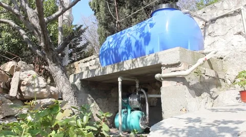 A small, electrically powered pump and plastic tank. Vídeo Stock 49129560