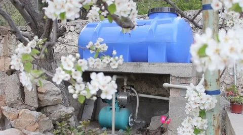 A small, electrically powered pump and plastic tank. Vídeo Stock 49208857