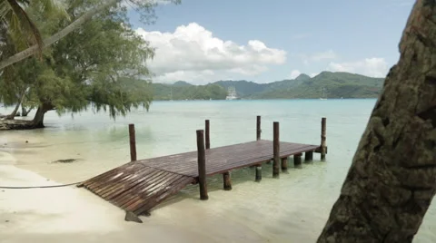 A small empty dock on Taha'a embodies solitude and beauty Vidéo 68101381